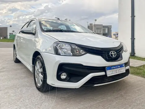 Toyota Etios Sedan XLS Aut usado (2018) color Blanco precio $16.750.000