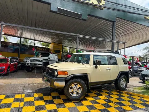 Toyota FJ Cruiser Premium usado (2010) color Beige precio $375,000