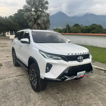 Toyota Fortuner 4.0L Aut 4x4 usado (2025) color Blanco precio u$s99.000