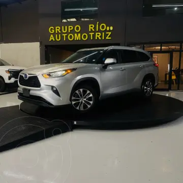 Toyota Highlander HEV XLE usado (2023) color plateado financiado en mensualidades(enganche $95,428 mensualidades desde $20,119)