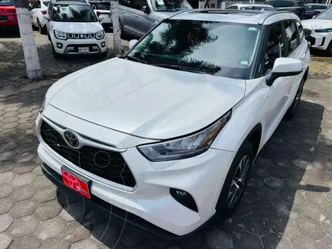 Toyota Highlander HEV XLE usado (2025) color Blanco financiado en mensualidades(enganche $227,631 mensualidades desde $20,219)