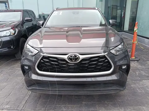 Toyota Highlander XLE usado (2021) color Gris precio $633,000