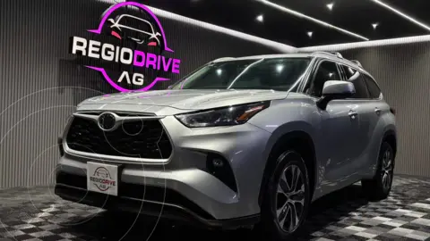 Toyota Highlander XLE usado (2022) color Gris Metalico precio $649,900