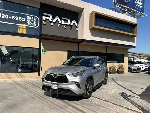 Toyota Highlander XLE usado (2022) color plateado precio $598,800
