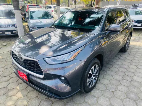 Toyota Highlander XLE usado (2021) color Gris precio $649,000