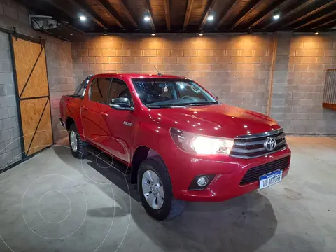 Toyota Hilux 2.8 4x4 SR TDi DC usado (2017) color Rojo precio $31.000.000