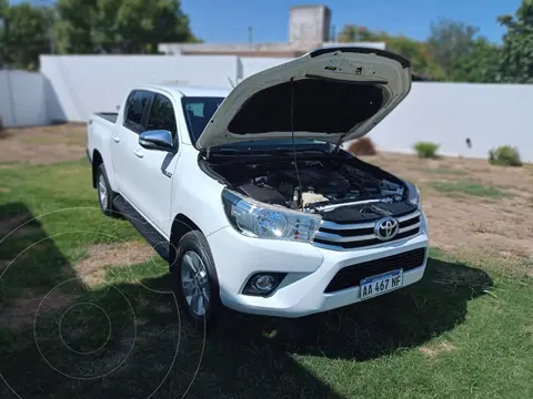 foto Toyota Hilux 4X4 Cabina Doble SRV 2.8 TDi usado (2016) color Blanco precio $9.000.000