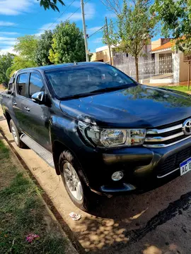 Toyota Hilux 2.8 4x4 SRV TDi DC Aut usado (2017) color Gris Oscuro precio $33.000.000