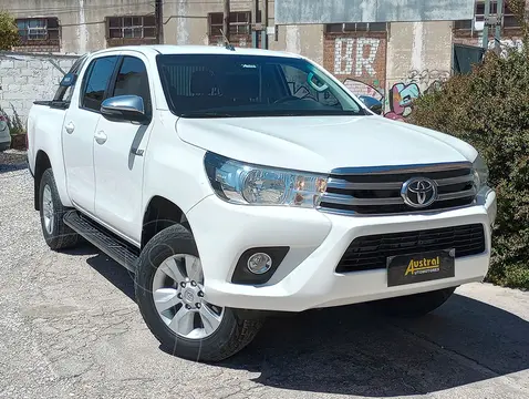Toyota Hilux 2.8 4x2 SRV TDi DC Aut usado (2018) color Blanco financiado en cuotas(anticipo $6.200.000)