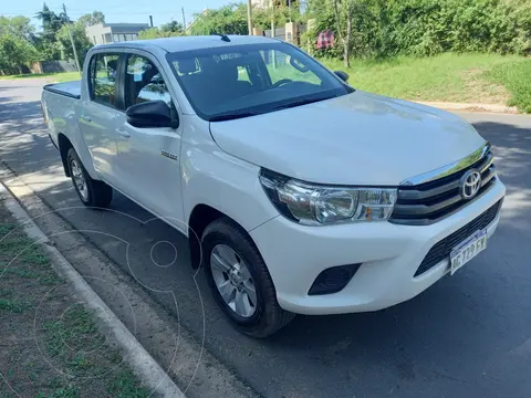 Toyota Hilux 2.4 4x2 SR TDi DC usado (2018) color Blanco precio $8.200.000