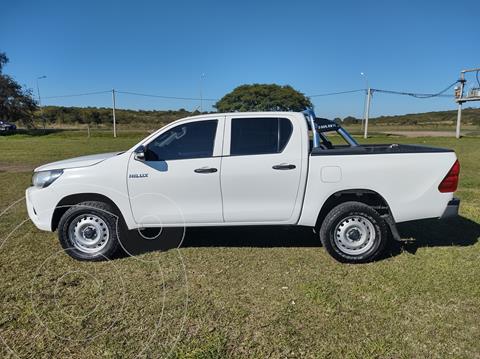 foto Toyota Hilux 2.4 4x2 DX TDi DC usado (2016) color Blanco precio $2.400.000