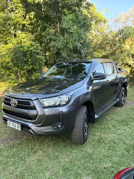 Toyota Hilux 4X2 Cabina Doble SR 2.4 TDi Aut usado (2023) color Gris Oscuro precio $45.000.000