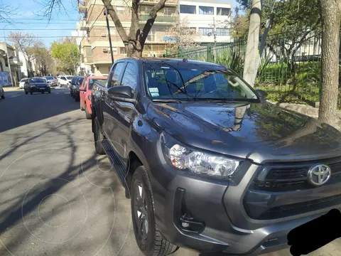 Toyota Hilux 4X4 Cabina Doble SR 2.8 TDi usado (2023) color Gris precio $39.000.000