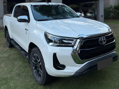 Toyota Hilux 4X2 Cabina Doble SRV 2.8 TDi Aut usado (2022) color Blanco precio $48.000.000