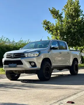 Toyota Hilux 2.4 4x2 SR usado (2017) color Gris Metalico precio $17.390.000