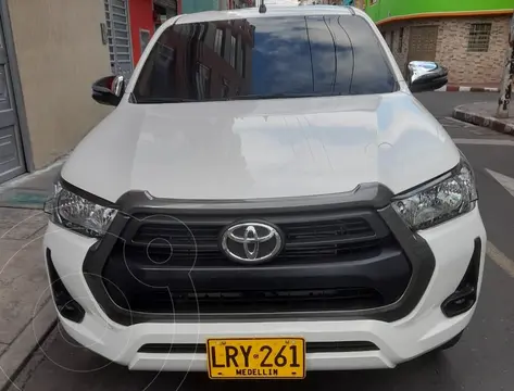 Toyota Hilux 2.4L Diesel 4x4 usado (2023) color Blanco Perla precio $185.000.000