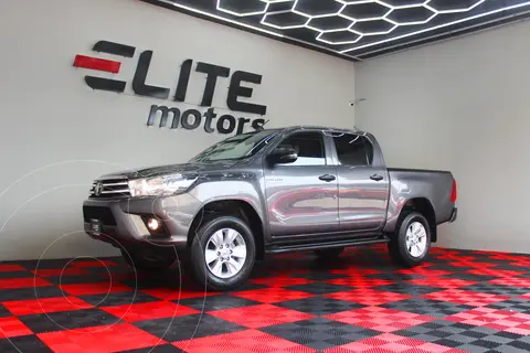 Toyota Hilux Cabina Doble SR usado (2019) color Gris precio $379,900