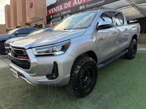 Toyota Hilux Cabina Doble Diesel usado (2023) color Plata precio $649,999