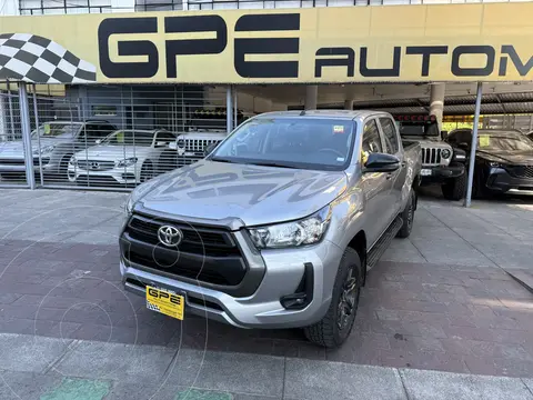 Toyota Hilux Cabina Doble SR usado (2023) color Plata financiado en mensualidades(enganche $97,000 mensualidades desde $8,466)