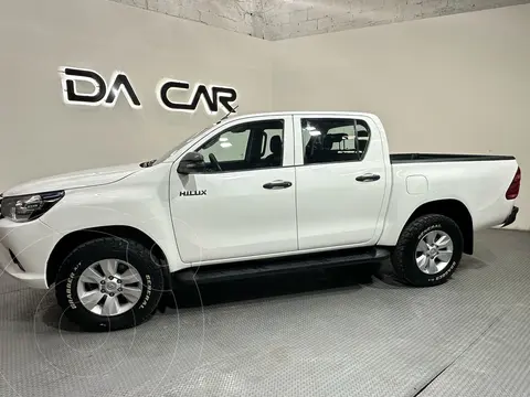 Toyota Hilux Cabina Doble SR usado (2020) color Blanco financiado en mensualidades(enganche $83,800 mensualidades desde $11,531)