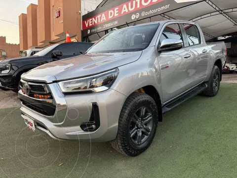 Toyota Hilux Cabina Doble Diesel usado (2023) color Plata precio $649,999