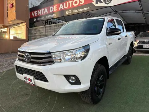 Toyota Hilux Cabina Doble SR usado (2017) color Blanco precio $329,999
