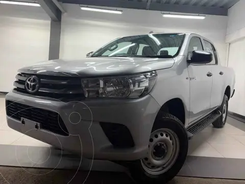 Toyota Hilux Doble Cabina Base usado (2026) color Plata financiado en mensualidades(enganche $115,096 mensualidades desde $11,354)