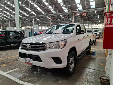 Toyota Hilux Cabina Doble Base usado (2016) color Blanco financiado en mensualidades(enganche $67,400 mensualidades desde $6,000)