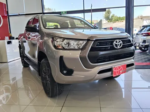 Toyota Hilux Cabina Doble SR usado (2022) color plateado precio $449,000