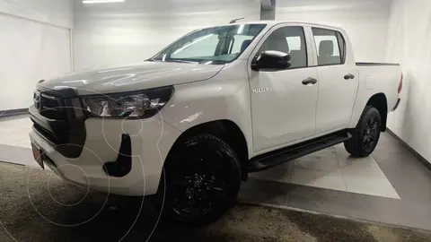 Toyota Hilux Cabina Doble SR usado (2024) color Blanco financiado en mensualidades(enganche $116,600 mensualidades desde $11,502)