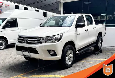 Toyota Hilux Cabina Doble Base usado (2020) color Blanco precio $399,900