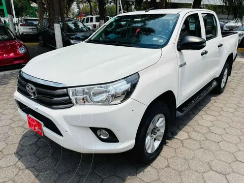 Toyota Hilux Cabina Doble SR usado (2019) color Blanco financiado en mensualidades(enganche $101,319 mensualidades desde $8,999)