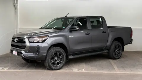 Toyota Hilux Cabina Doble SR usado (2023) color Gris precio $490,000