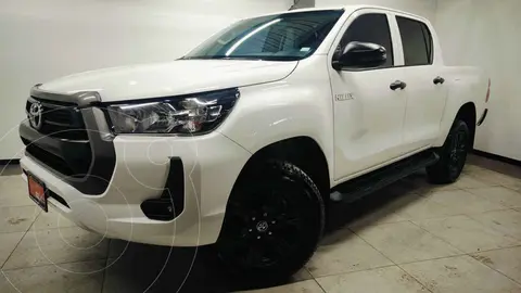 Toyota Hilux Cabina Doble SR usado (2024) color Blanco financiado en mensualidades(enganche $119,900 mensualidades desde $11,828)