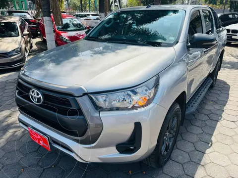 Toyota Hilux Cabina Doble SR usado (2023) color Plata financiado en mensualidades(enganche $125,506 mensualidades desde $11,148)