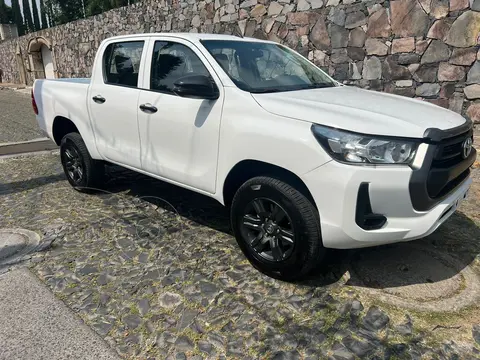 Toyota Hilux Cabina Doble Base usado (2022) color Blanco precio $389,000