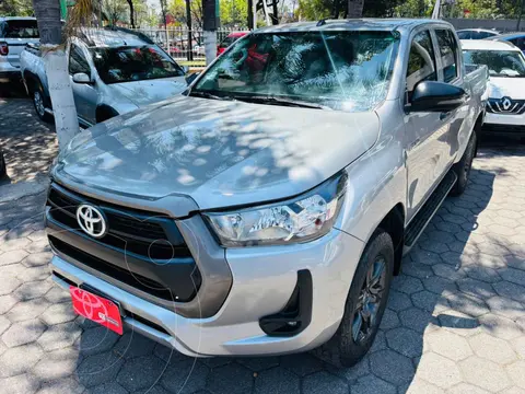 Toyota Hilux Cabina Doble SR usado (2022) color Plata precio $447,000