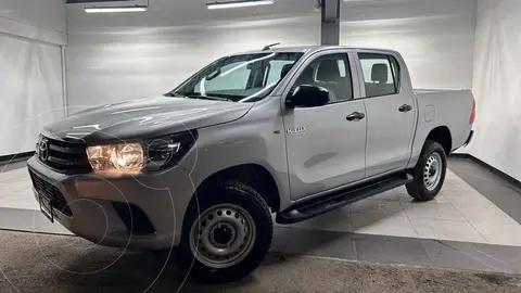 Toyota Hilux Cabina Doble Base usado (2024) color Plata financiado en mensualidades(enganche $110,000 mensualidades desde $10,851)