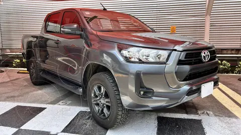 Toyota Hilux Cabina Doble SR usado (2022) color Gris precio $465,000
