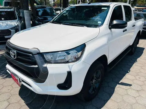 Toyota Hilux Cabina Doble SR usado (2024) color Blanco financiado en mensualidades(enganche $149,694 mensualidades desde $13,296)
