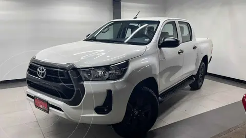 Toyota Hilux Cabina Doble SR usado (2025) color Blanco financiado en mensualidades(enganche $121,000 mensualidades desde $11,937)