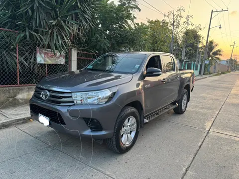 Toyota Hilux Cabina Doble Base usado (2018) color Gris precio $365,000