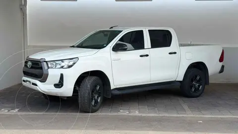 Toyota Hilux Cabina Doble SR usado (2023) color Blanco financiado en mensualidades(enganche $107,800 mensualidades desde $10,634)