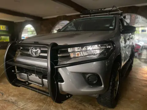 Toyota Hilux Cabina Doble Base usado (2021) color plateado precio $450,000