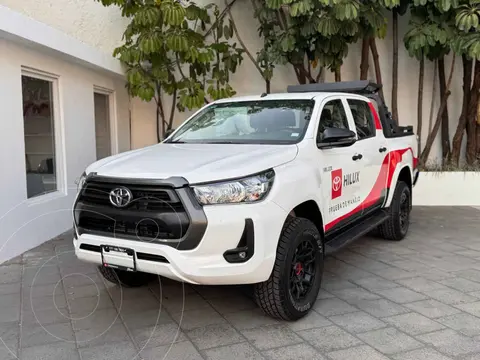 Toyota Hilux Cabina Doble SR usado (2024) color Blanco precio $577,000