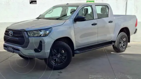 Toyota Hilux Cabina Doble SR usado (2025) color Plata precio $562,145