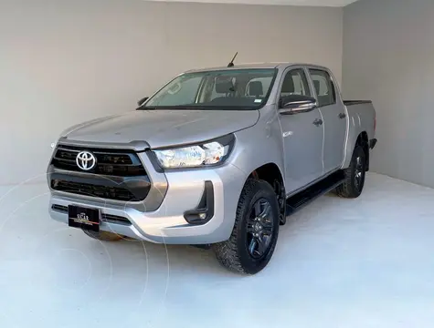 Toyota Hilux Cabina Doble SR usado (2024) color plateado precio $419,000