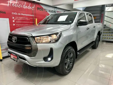 Toyota Hilux Cabina Doble SR usado (2024) color Plata financiado en mensualidades(enganche $122,122 mensualidades desde $12,047)