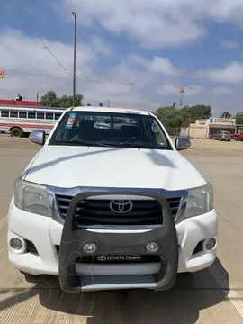 Toyota Hilux Cabina Doble Base usado (2013) color Blanco precio $180,000