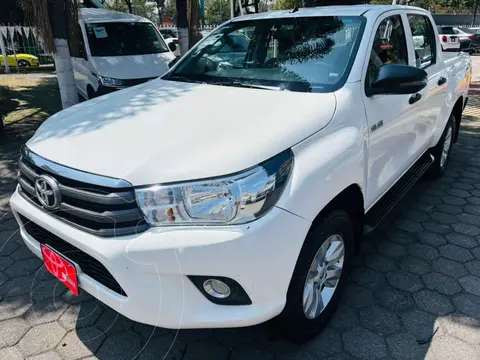 Toyota Hilux Cabina Doble SR usado (2020) color Blanco financiado en mensualidades(enganche $99,169 mensualidades desde $8,808)
